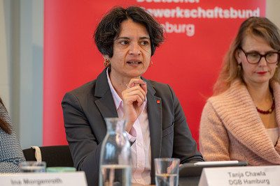 Tanja Chawla argumentiert an einem Tisch zum Thema Tarifbindung.
