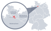 Diese Grafik zeigt eine Karte von Deutschland mit einer detaillierten Ansicht der Region Hamburg. Hamburg ist in Rot hervorgehoben und liegt im nördlichen Teil Deutschlands. Ein Lupensymbol vergrößert diesen Bereich, um die Lage genauer darzustellen.